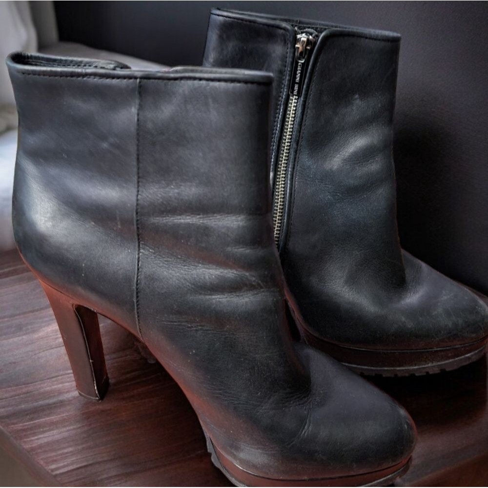 Gianni Bini Women's Black Leather Zip Up Ankle Boot Size 9M